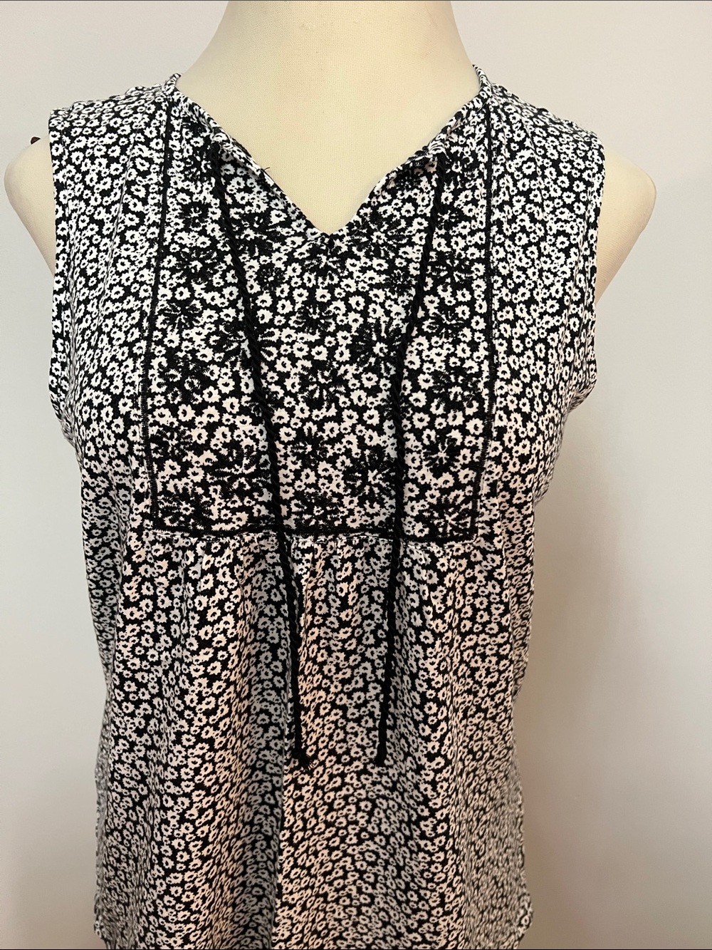 Christopher & Banks Black and White Floral Tie-Front Sleeveless Tank Top Relaxed - Picture 3 of 11